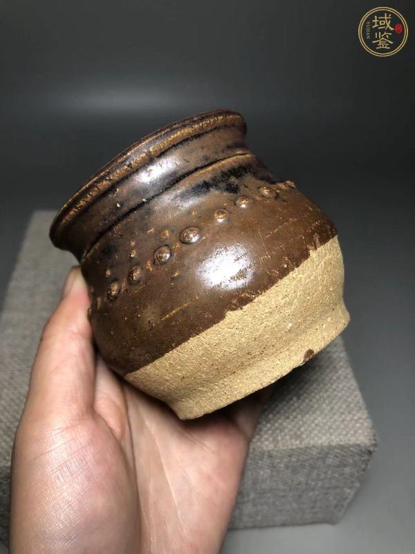 古玩陶瓷褐釉鼓釘罐真品鑒賞圖