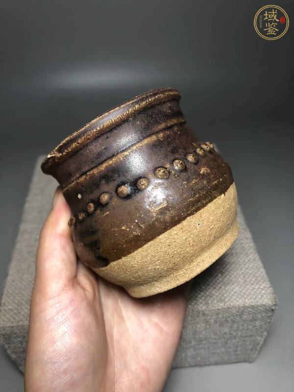 古玩陶瓷褐釉鼓釘罐真品鑒賞圖