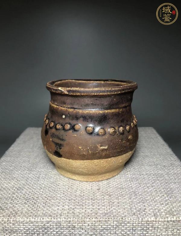 古玩陶瓷褐釉鼓釘罐真品鑒賞圖