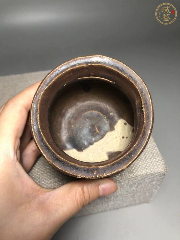 古玩陶瓷褐釉鼓釘罐真品鑒賞圖