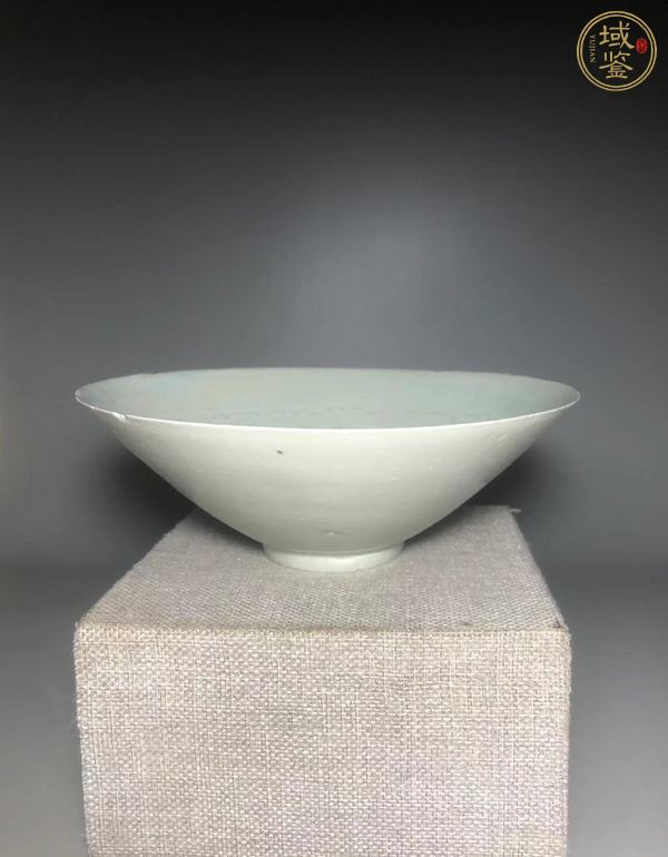 古玩陶瓷青白釉花卉紋斗笠碗真品鑒賞圖