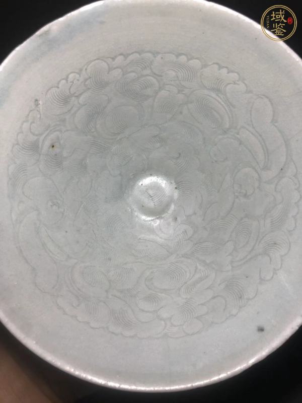 古玩陶瓷青白釉花卉紋斗笠碗真品鑒賞圖