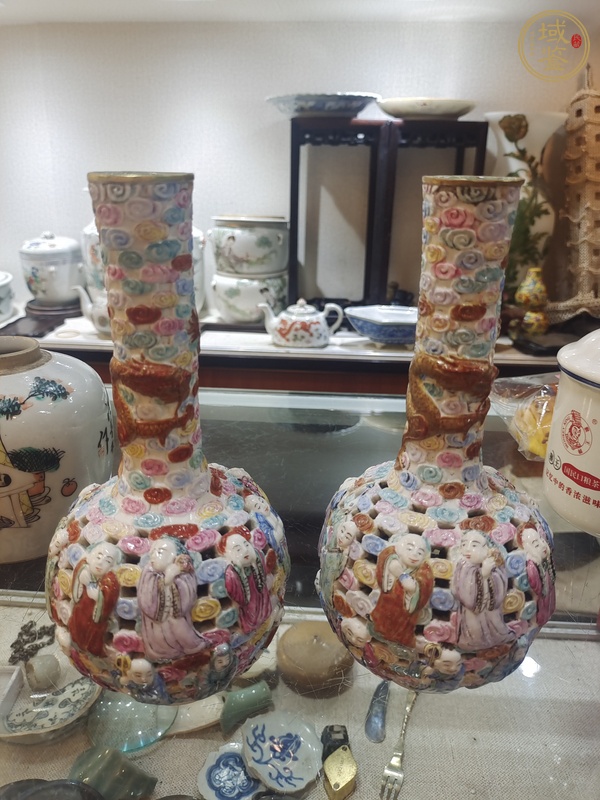 古玩陶瓷粉彩堆塑人物紋長(zhǎng)頸瓶真品鑒賞圖