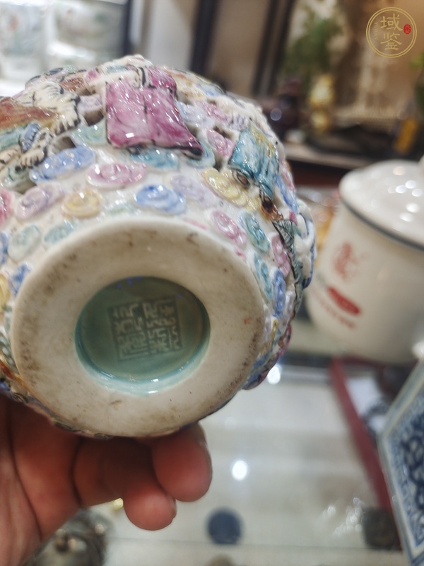 古玩陶瓷粉彩堆塑人物紋長(zhǎng)頸瓶真品鑒賞圖