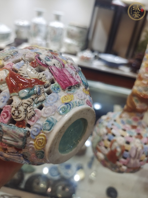古玩陶瓷粉彩堆塑人物紋長(zhǎng)頸瓶真品鑒賞圖