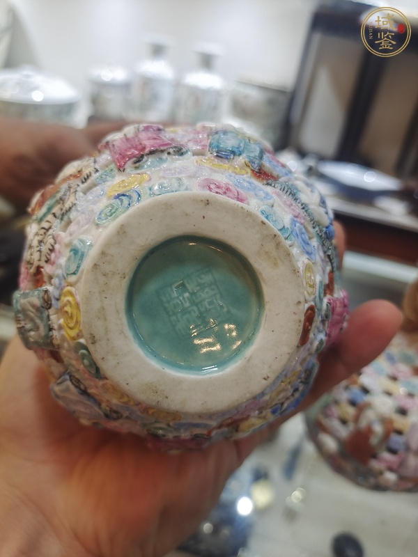 古玩陶瓷粉彩堆塑人物紋長(zhǎng)頸瓶真品鑒賞圖
