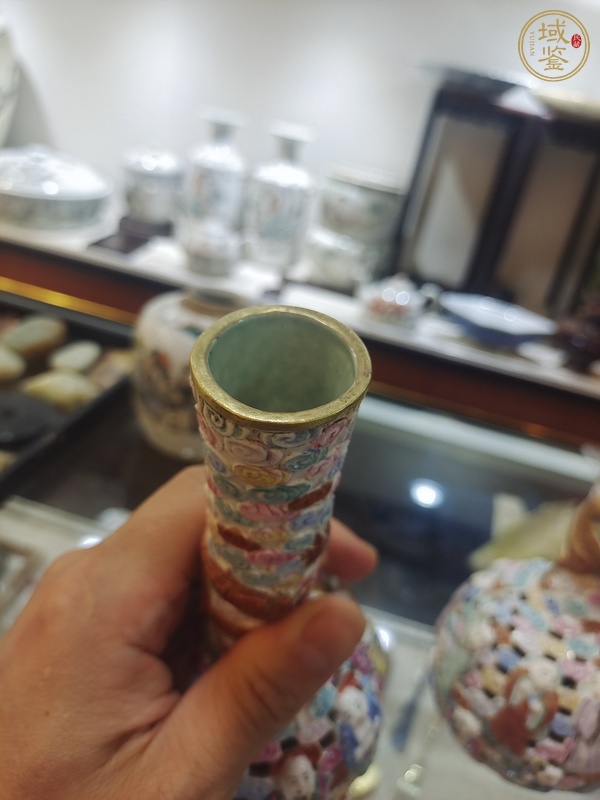 古玩陶瓷粉彩堆塑人物紋長(zhǎng)頸瓶真品鑒賞圖