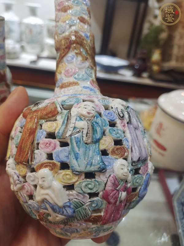 古玩陶瓷粉彩堆塑人物紋長(zhǎng)頸瓶真品鑒賞圖