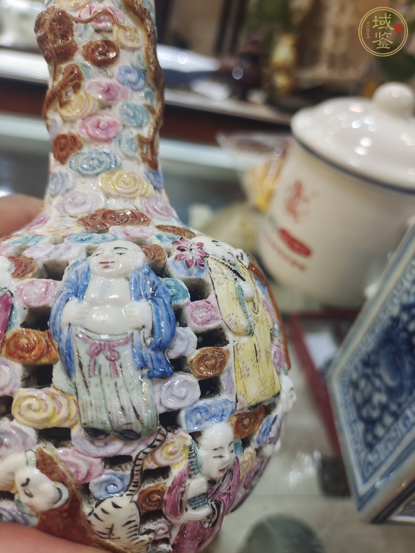 古玩陶瓷粉彩堆塑人物紋長(zhǎng)頸瓶真品鑒賞圖