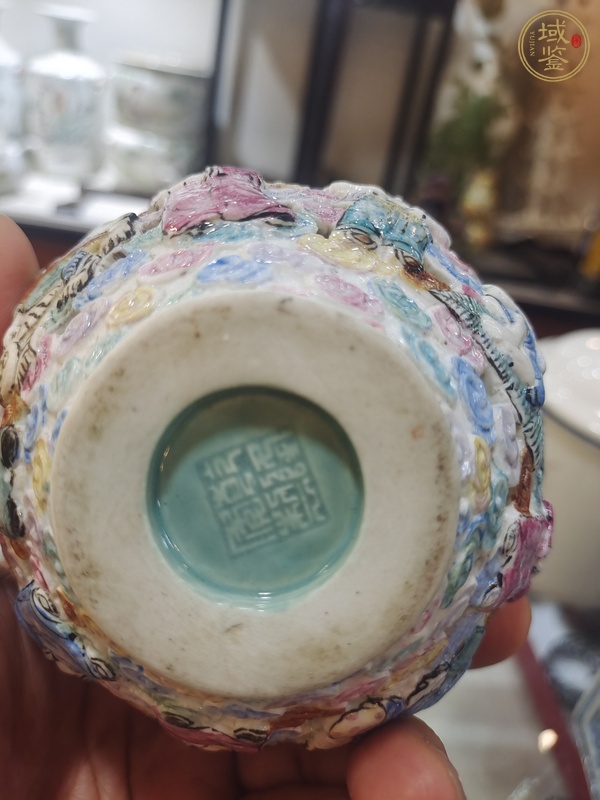 古玩陶瓷粉彩堆塑人物紋長(zhǎng)頸瓶真品鑒賞圖