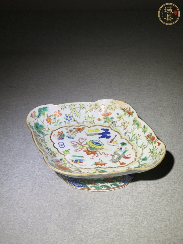 古玩陶瓷粉彩博古花卉紋高足貢盤真品鑒賞圖