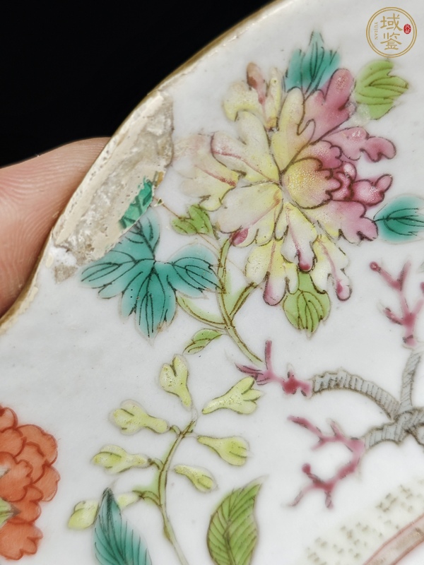 古玩陶瓷粉彩博古花卉紋高足貢盤真品鑒賞圖