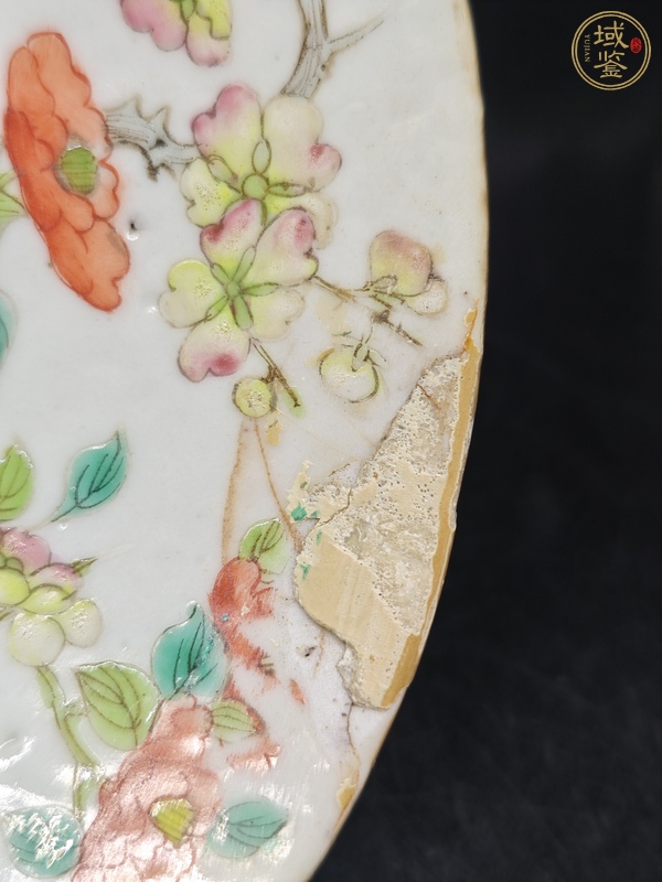 古玩陶瓷粉彩博古花卉紋高足貢盤真品鑒賞圖