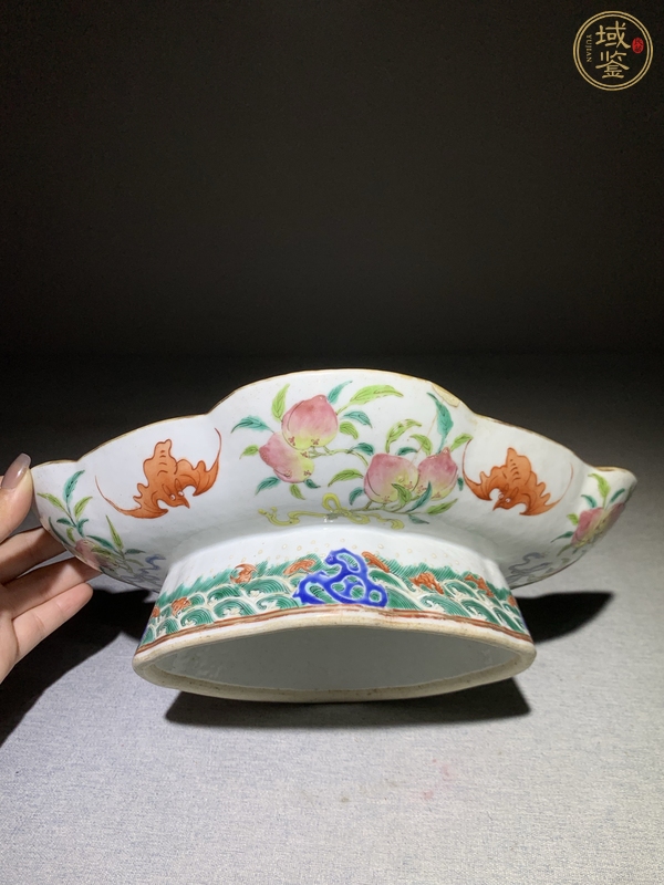 古玩陶瓷粉彩博古花卉紋高足貢盤真品鑒賞圖