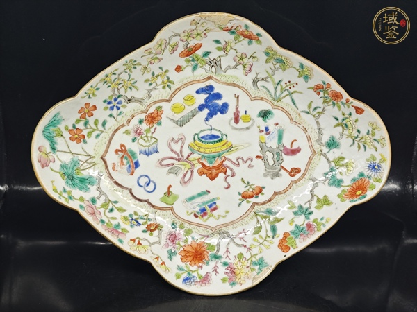 古玩陶瓷粉彩博古花卉紋高足貢盤真品鑒賞圖