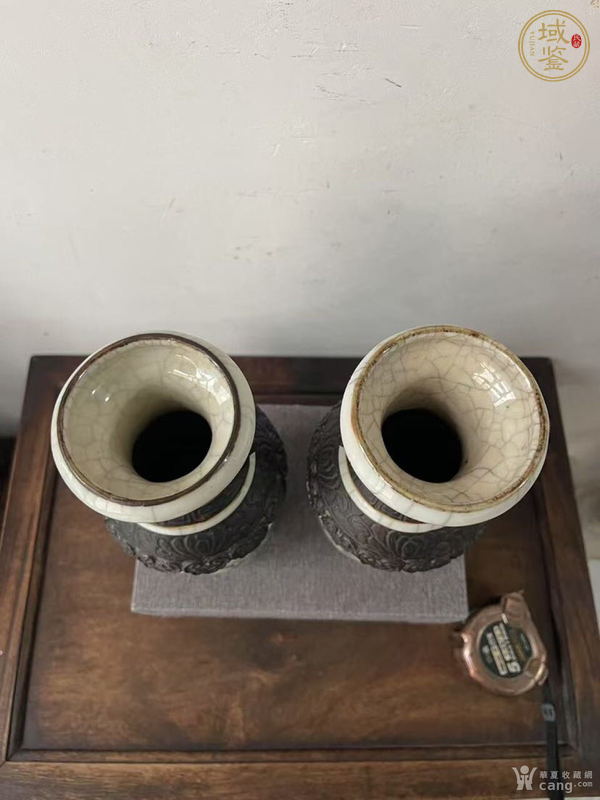 古玩陶瓷哥釉鐵骨泥雙獸耳人物故事瓶真品鑒賞圖