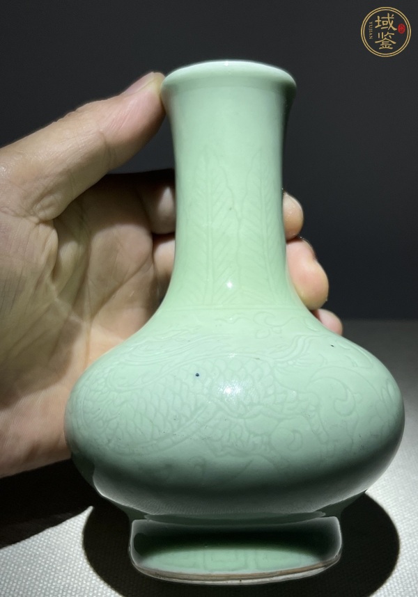 古玩陶瓷暗刻紋青釉荸薺瓶真品鑒賞圖