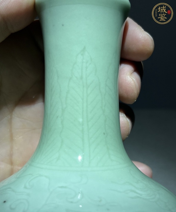 古玩陶瓷暗刻紋青釉荸薺瓶真品鑒賞圖