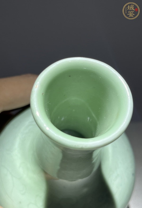 古玩陶瓷暗刻紋青釉荸薺瓶真品鑒賞圖