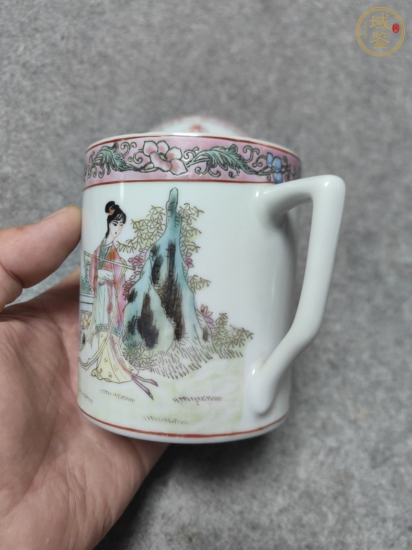 古玩陶瓷仕女紋執(zhí)杯真品鑒賞圖