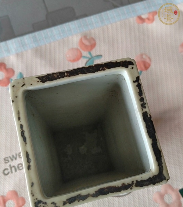 古玩陶瓷博古花卉紋四方帽筒真品鑒賞圖