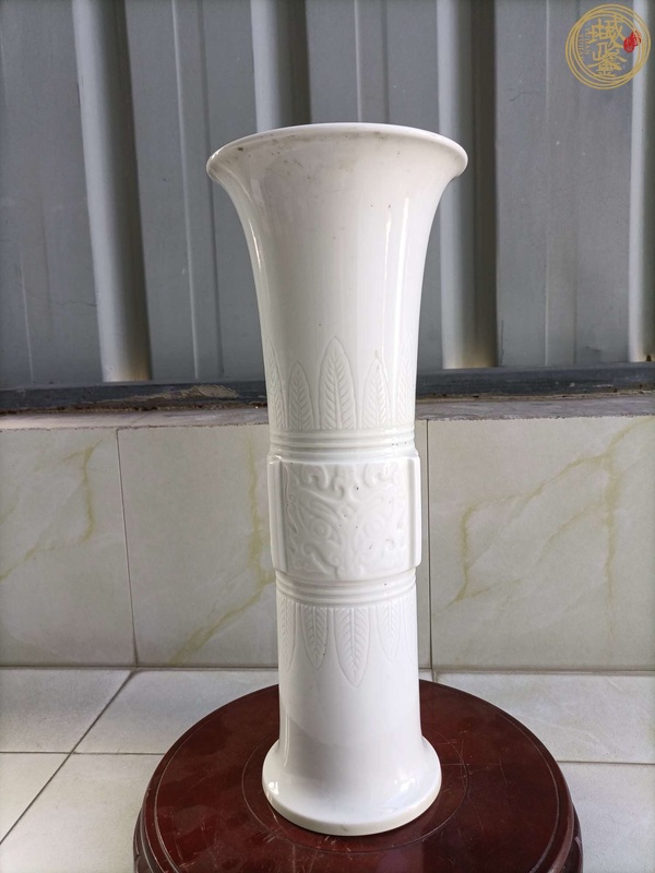 古玩陶瓷日本仿德化窯風格花觚真品鑒賞圖