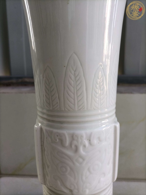 古玩陶瓷日本仿德化窯風格花觚真品鑒賞圖