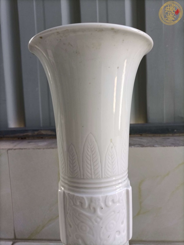古玩陶瓷日本仿德化窯風格花觚真品鑒賞圖