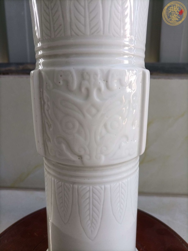 古玩陶瓷日本仿德化窯風格花觚真品鑒賞圖