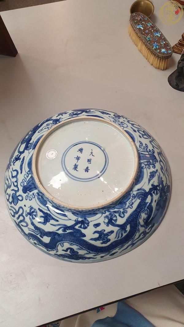 古玩陶瓷明嘉靖青花海水龍紋盤真品鑒賞圖