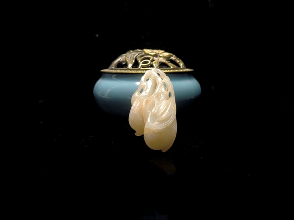 古玩轉(zhuǎn)賣清代和田白玉紅沁瓜果墜拍賣，當(dāng)前價格550元