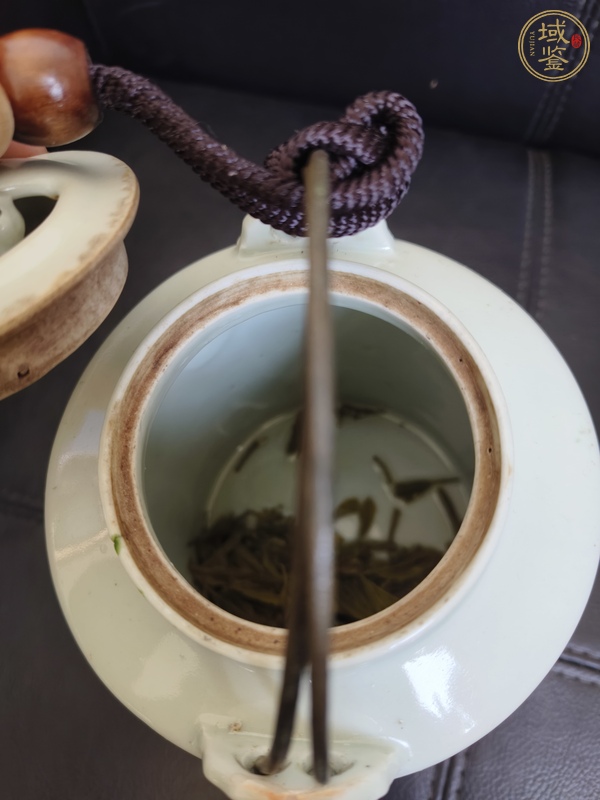 古玩陶瓷花卉紋提梁壺真品鑒賞圖
