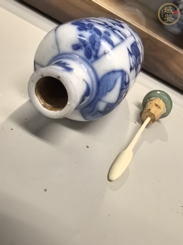 古玩陶瓷教子圖青花鼻煙壺真品鑒賞圖