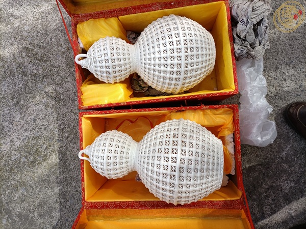 古玩近現(xiàn)代德化窯鏤空凸雕仿竹籃葫蘆瓶真品鑒賞圖