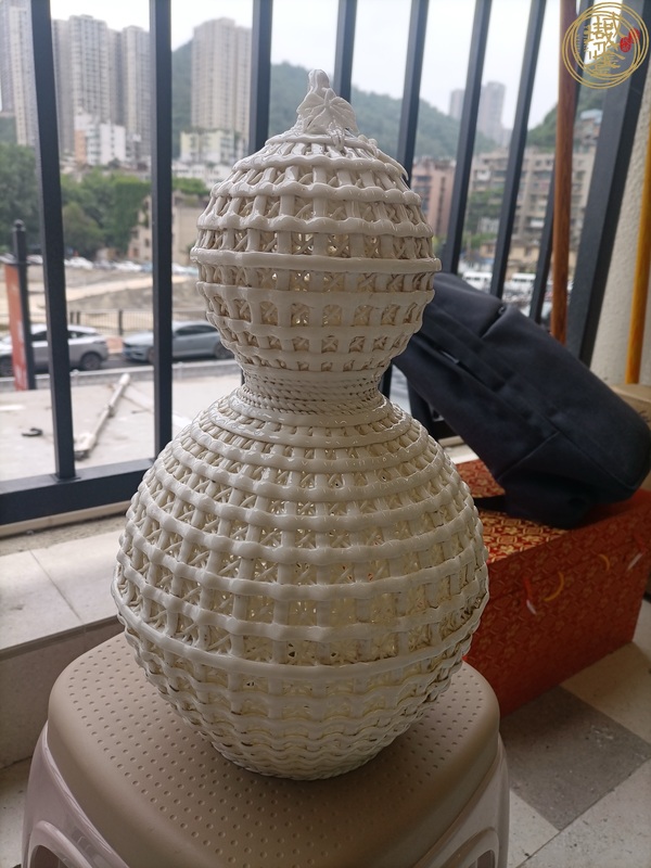 古玩陶瓷近現(xiàn)代德化窯鏤空凸雕仿竹籃葫蘆瓶真品鑒賞圖