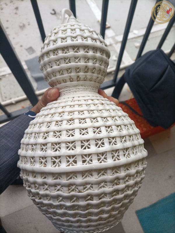 古玩陶瓷近現(xiàn)代德化窯鏤空凸雕仿竹籃葫蘆瓶真品鑒賞圖