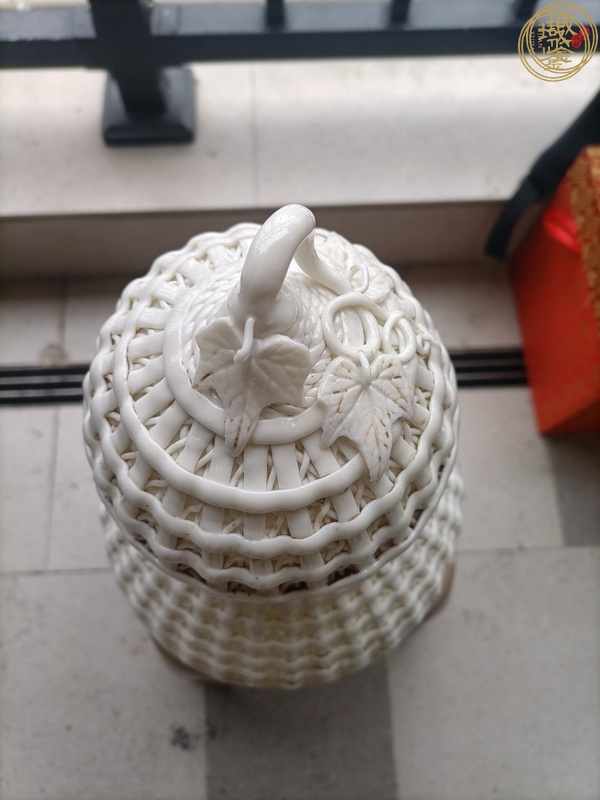 古玩陶瓷近現(xiàn)代德化窯鏤空凸雕仿竹籃葫蘆瓶真品鑒賞圖