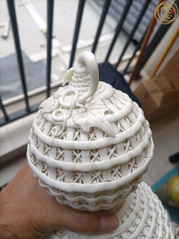 古玩陶瓷近現(xiàn)代德化窯鏤空凸雕仿竹籃葫蘆瓶真品鑒賞圖