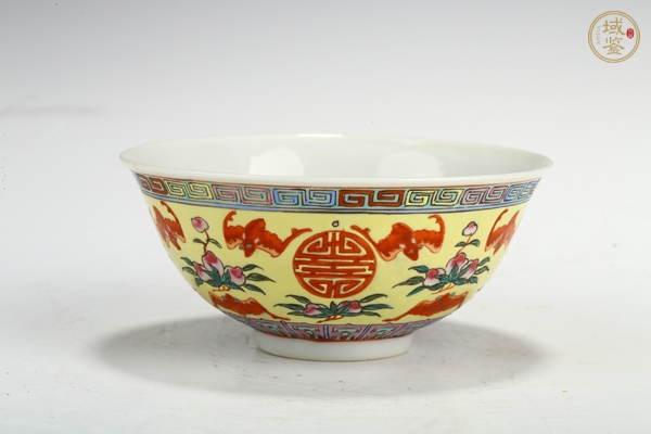 古玩民國(guó)·黃地粉彩福壽雙全紋碗真品鑒賞圖