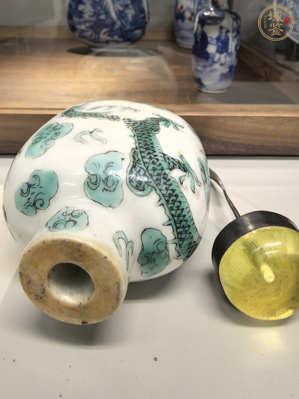 古玩陶瓷粉彩龍紋鼻煙壺真品鑒賞圖