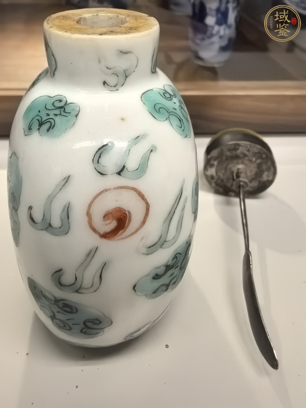 古玩陶瓷粉彩龍紋鼻煙壺真品鑒賞圖
