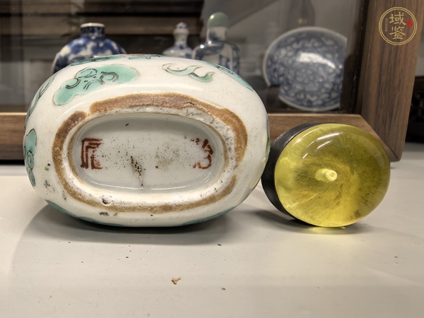 古玩陶瓷粉彩龍紋鼻煙壺真品鑒賞圖