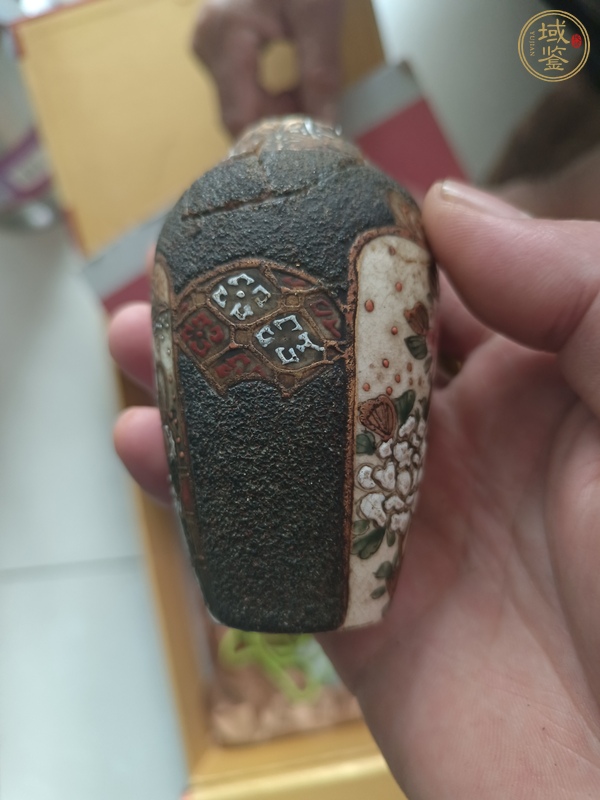古玩開窗人物花卉紋小瓶真品鑒賞圖