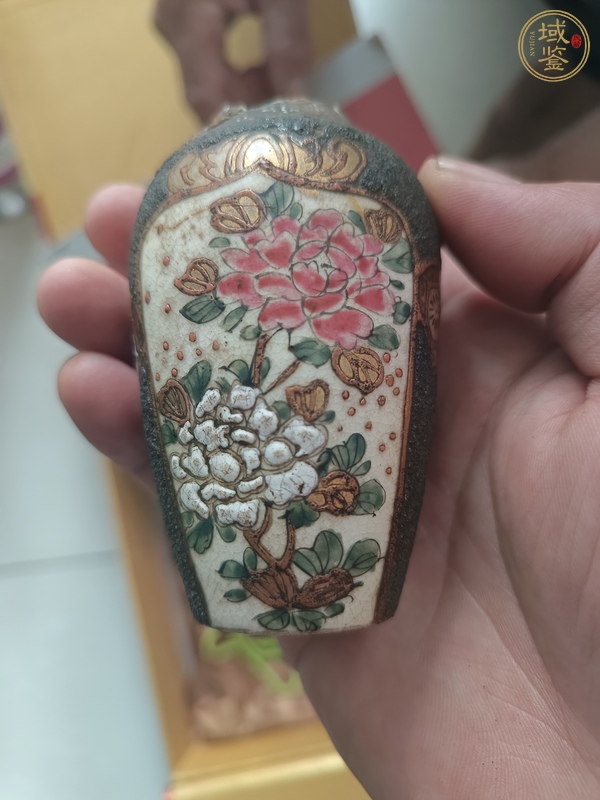 古玩陶瓷開窗人物花卉紋小瓶真品鑒賞圖