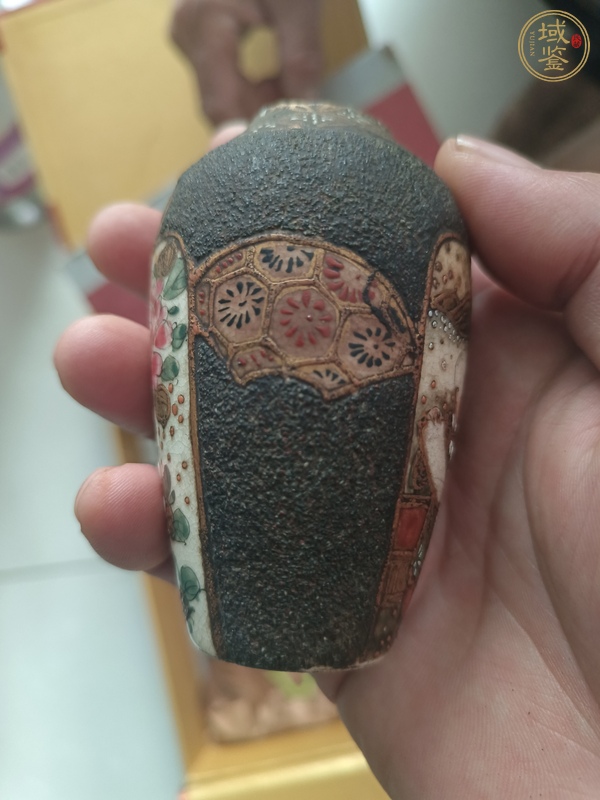 古玩陶瓷開窗人物花卉紋小瓶真品鑒賞圖