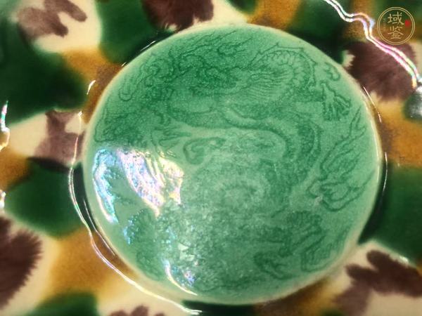 古玩陶瓷三彩龍紋盤真品鑒賞圖