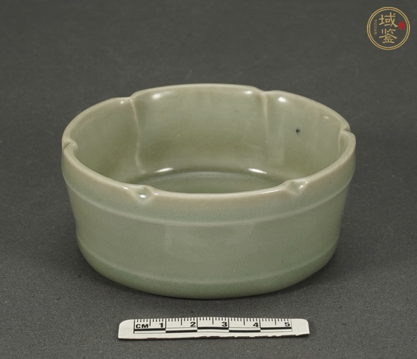 古玩陶瓷龍泉窯花口洗真品鑒賞圖