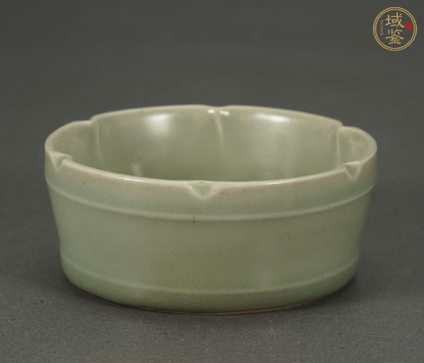 古玩陶瓷龍泉窯花口洗真品鑒賞圖