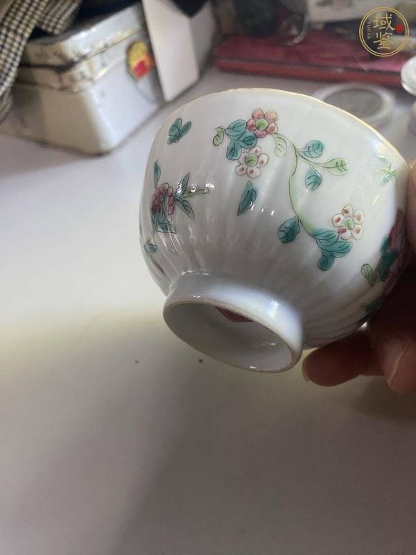 古玩陶瓷粉彩蟲草紋茶碗真品鑒賞圖