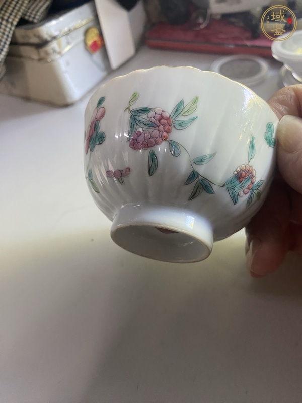 古玩陶瓷粉彩蟲草紋茶碗真品鑒賞圖
